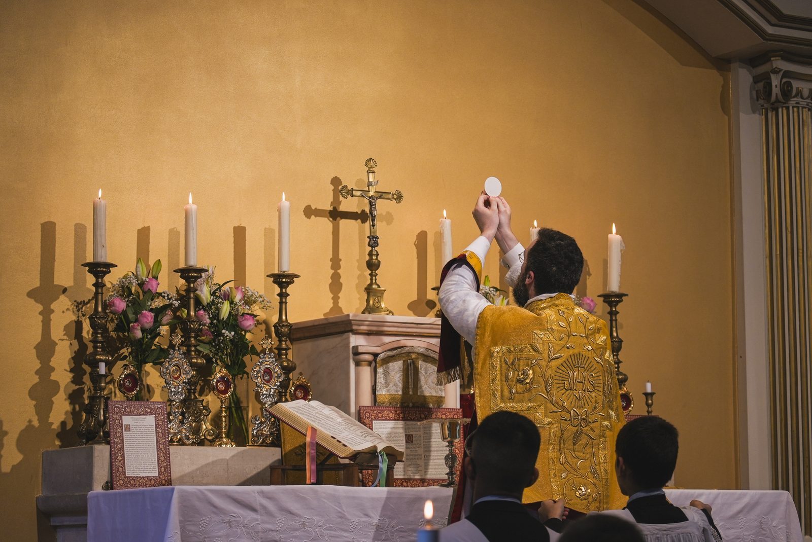 Élévation de l'hostie à la messe traditionnelle, Chapelle Saint-Augustin