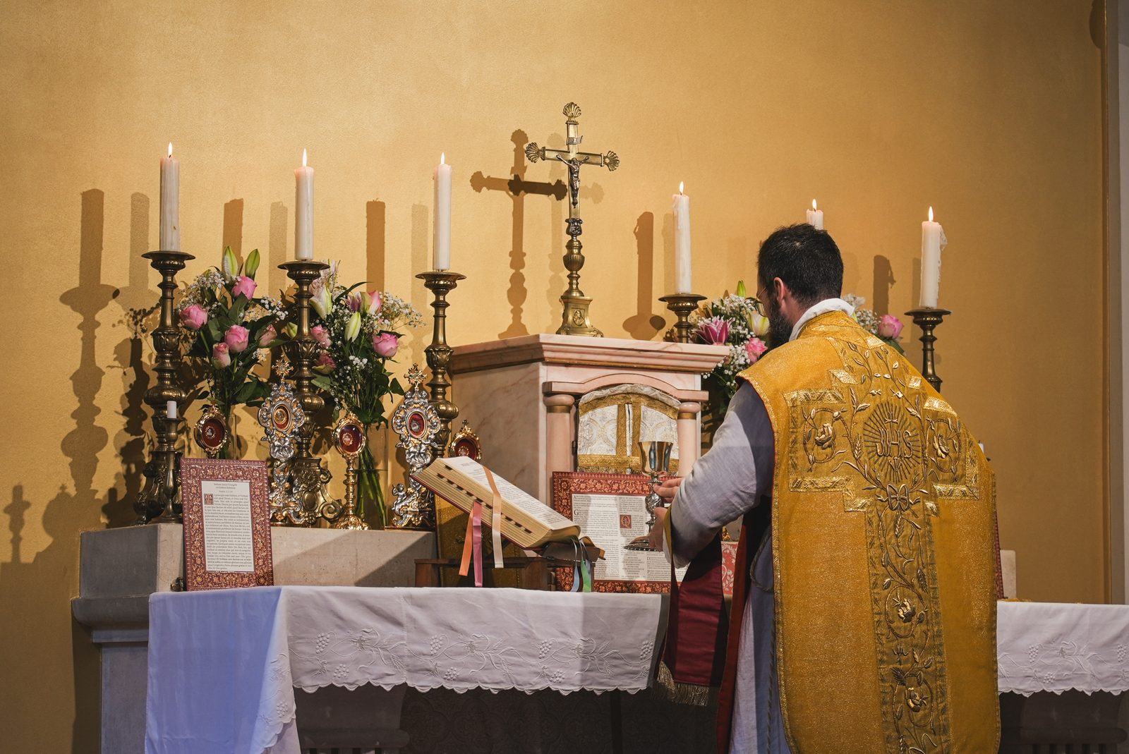 Le prêtre au Canon de la messe devant l'autel orné de reliques