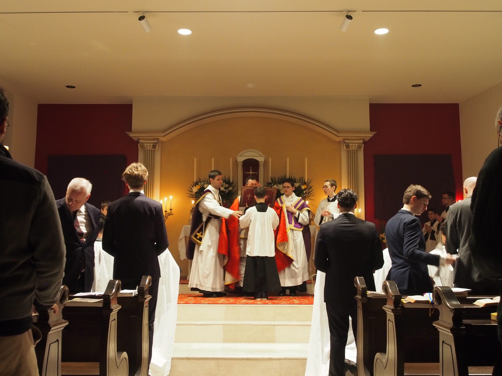 Les sacrés ministres en chasuble pliée pendant la liturgie