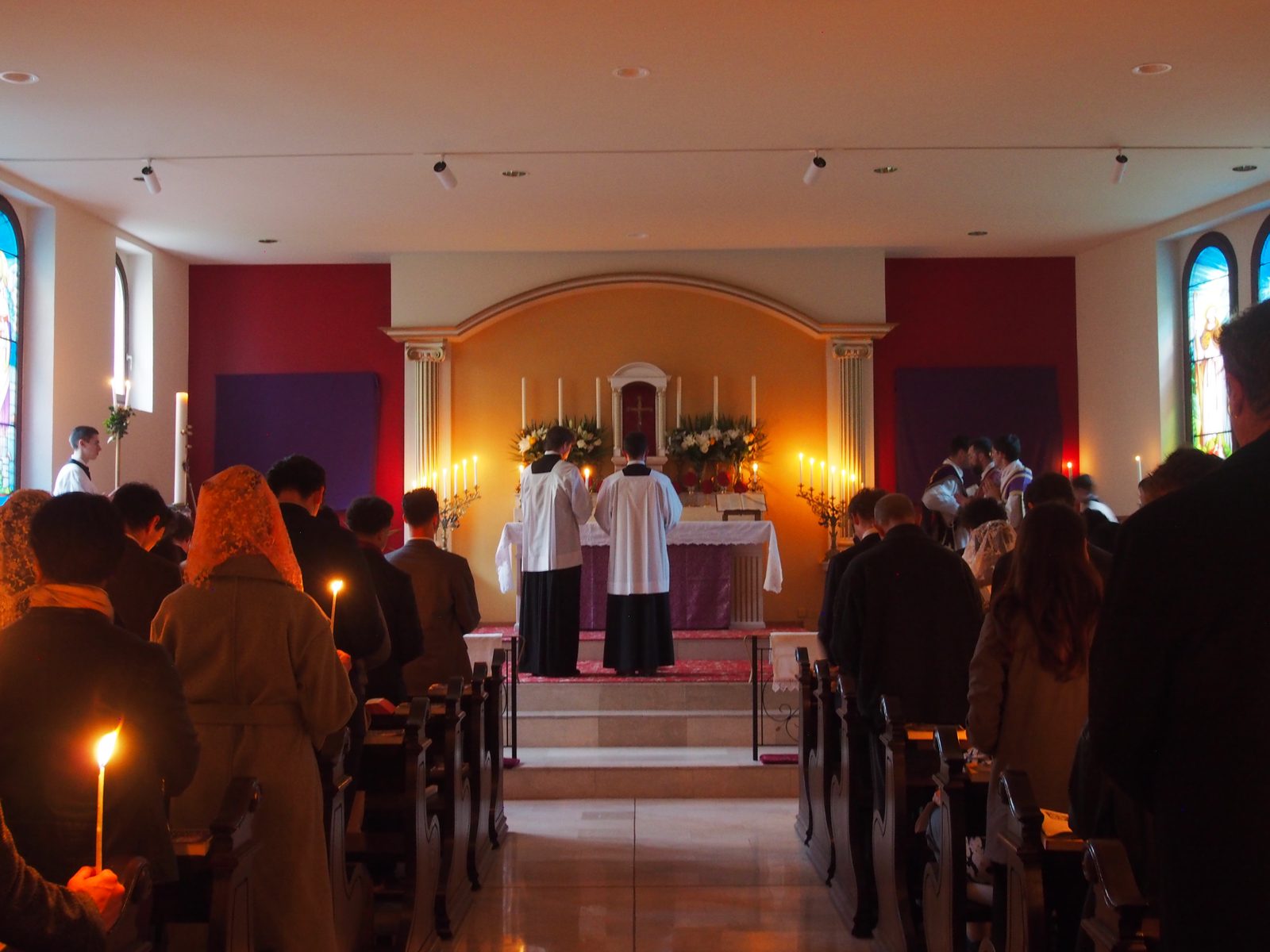 Servants de messe à l'autel de la Chapelle Saint-Augustin